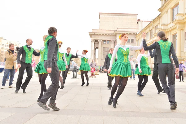 Gruppo di persone in costume nazionale stanno ballando danze irlandesi . — Foto Stock
