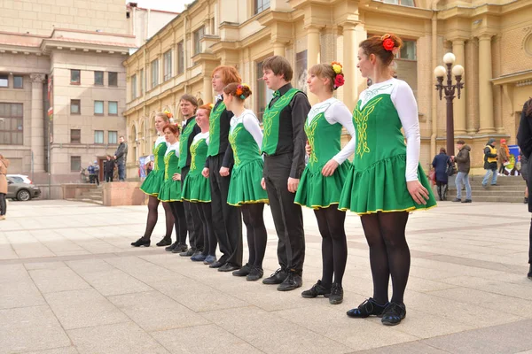 Grupo de pessoas em trajes nacionais estão dançando danças irlandesas . — Fotografia de Stock