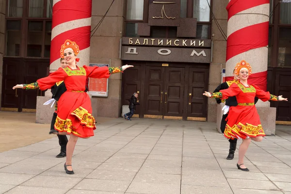 Ομάδα ανθρώπων σε εθνικές ενδυμασίες χορεύουν ρωσική χοροί. — Φωτογραφία Αρχείου