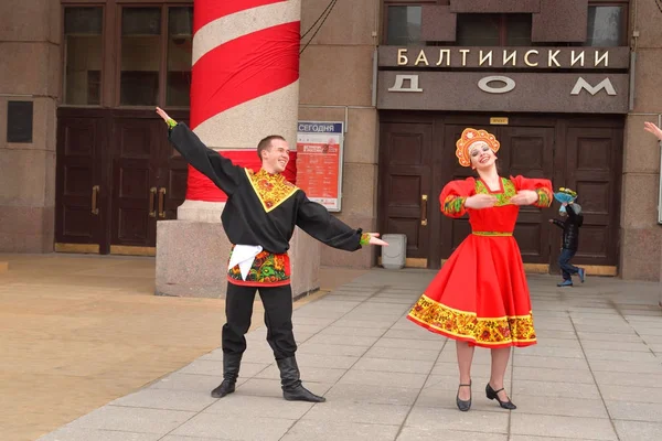 Grupo de pessoas em trajes nacionais estão dançando danças russas . — Fotografia de Stock