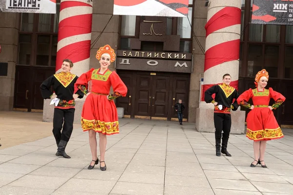 Grupo de pessoas em trajes nacionais estão dançando danças russas . — Fotografia de Stock