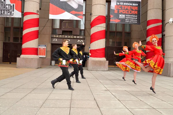 Группа людей в национальных костюмах танцует русские танцы . — стоковое фото