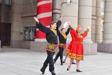Ulusal kostümleri gurup Rus dans dans.