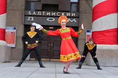 Ulusal kostümleri gurup Rus dans dans.