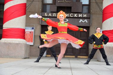 Ulusal kostümleri gurup Rus dans dans.