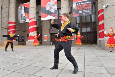 Ulusal kostümleri gurup Rus dans dans.