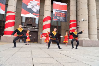 Ulusal kostümleri gurup Rus dans dans.