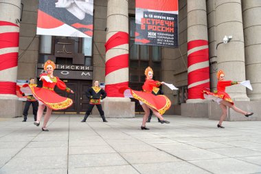 Ulusal kostümleri gurup Rus dans dans.