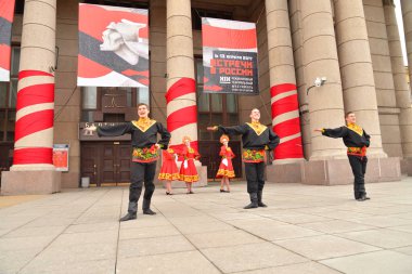 Ulusal kostümleri gurup Rus dans dans.