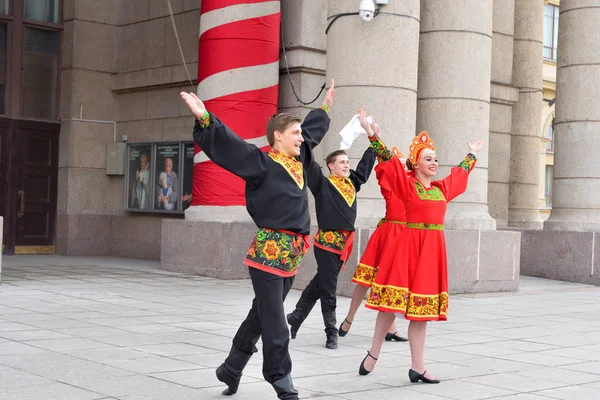 Ulusal kostümleri gurup Rus dans dans.