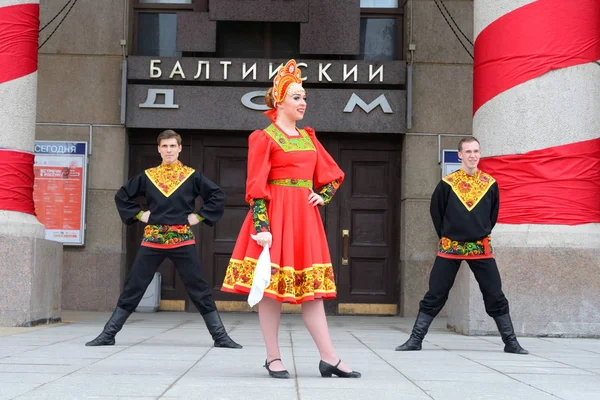 Groupe de personnes en costumes nationaux dansent danses russes . — Photo