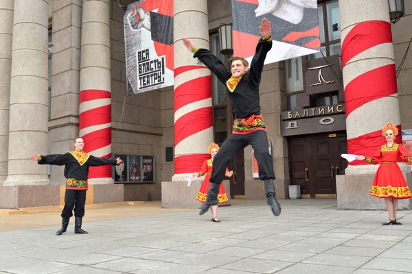 Ulusal kostümleri gurup Rus dans dans.