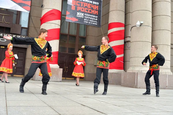 Ulusal kostümleri gurup Rus dans dans.