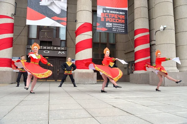 Ulusal kostümleri gurup Rus dans dans.