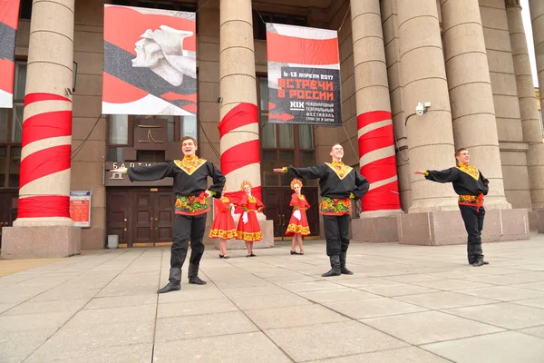 Ulusal kostümleri gurup Rus dans dans.