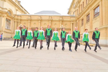 Bir grup insan Ulusal kostümleri İrlanda dansları dans.