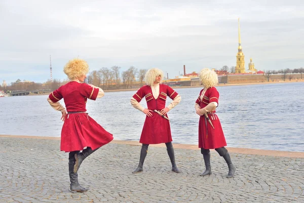Grupo de personas en trajes nacionales caucásicos está bailando lezginka . — Foto de Stock