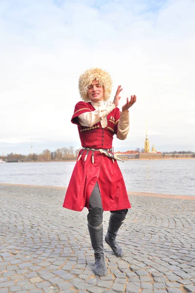 Adamlar Ulusal beyaz kostümleri lezginka dans.