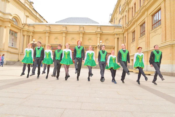 Bir grup insan Ulusal kostümleri İrlanda dansları dans.