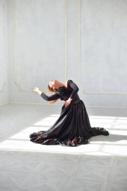 Kadın Flamenko dans ediyor.