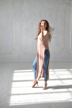 Genç kadın bir solo dans dans ediyor.