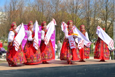 Kadınların Ulusal kostümleri grup Rus dans dans.