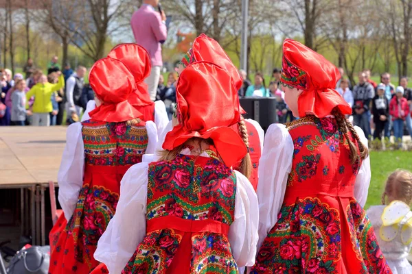Grupo de mulheres em trajes russos nacionais . — Fotografia de Stock
