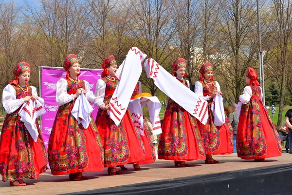 Grupo de mulheres em trajes nacionais estão dançando danças russas . — Fotografia de Stock