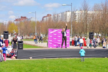 Bir sokak festivalinde şarkıcı tarafından konuşma.