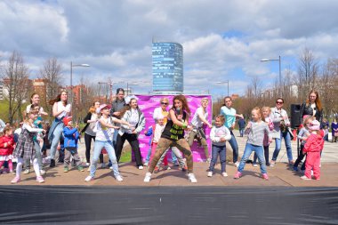 Bir sokak festivalinde şarkıcı tarafından konuşma.