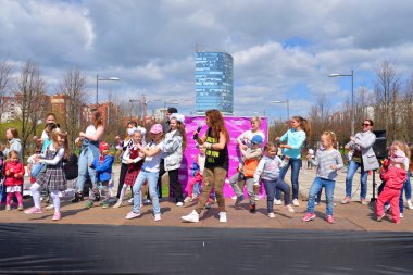 Bir sokak festivalinde şarkıcı tarafından konuşma.