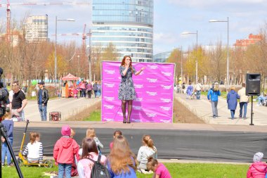 Bir sokak festivalinde şarkıcı tarafından konuşma.