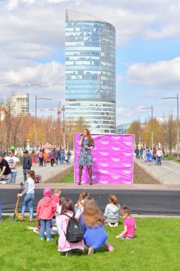 Bir sokak festivalinde şarkıcı tarafından konuşma.