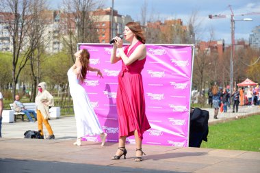 Bir sokak festivalinde şarkıcı tarafından konuşma.