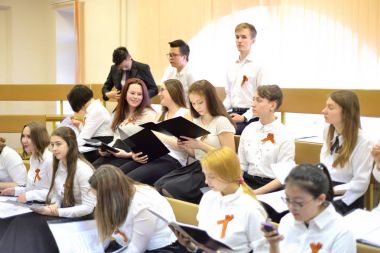 Koro performans için hazırlar.