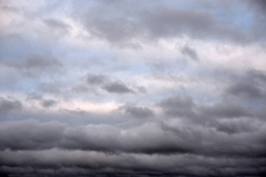 Gökyüzü arkaplanı bulutlu.