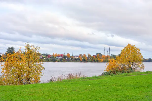 Březích řeky na podzim. — Stock fotografie