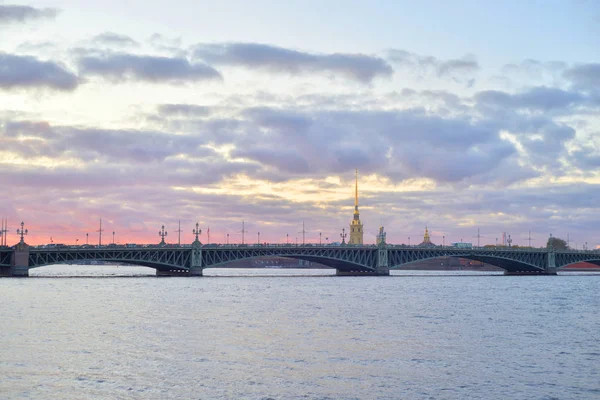 Троицкий мост вечером . — стоковое фото