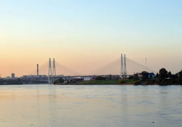 Kablo köprü ve Neva nehri kaldı.. — Stok fotoğraf