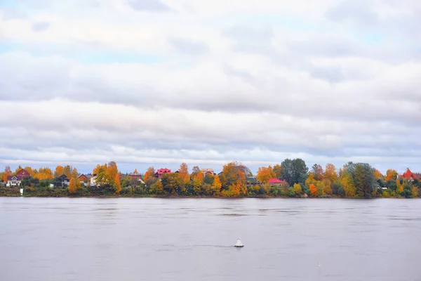 Перегляд річки Нева на осінь. — стокове фото