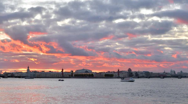 Sputa dell'isola di Vasilyevsky al tramonto . — Foto Stock