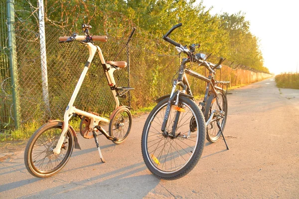 Складной велосипед и горный велосипед . — стоковое фото