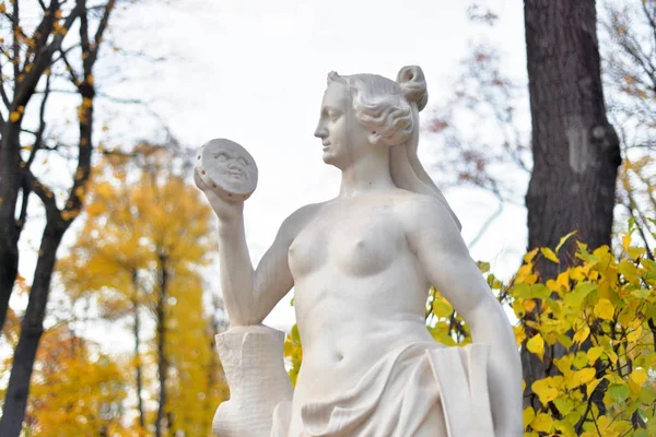 Statue im Sommergarten im Herbst. — Stockfoto