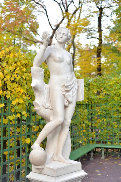 Statua in giardino estivo in autunno . — Foto Stock
