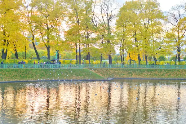 Jardín de verano en San Petersburgo en otoño . — Foto de Stock