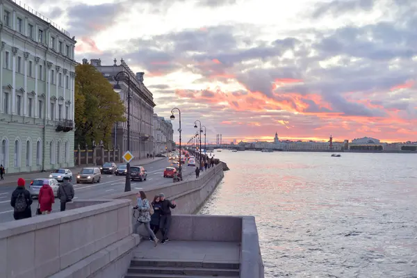 在圣彼得堡的皇宫岸堤. — 图库照片
