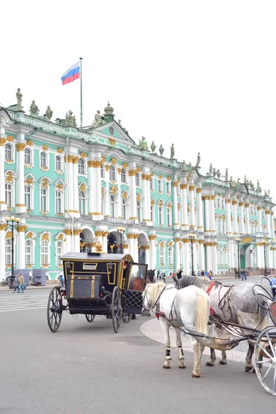 Vista del Palacio de Invierno y carro con caballos . — Foto de Stock