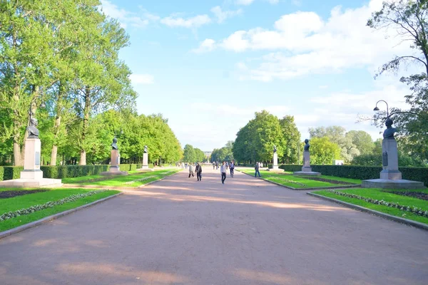 Huvudsakliga gränden av Moskva Victory Park i St Petersburg. — Stockfoto