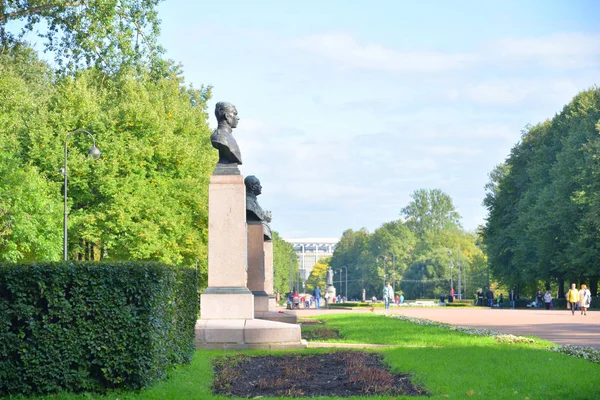 Main alley of Moscow Victory Park in St. Petersburg. — Stock Photo, Image