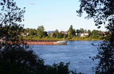 neva Nehri üzerindeki yük gemisi.